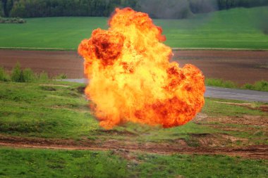 Ormanın kenar mahallelerinde gaz patlaması. Havaya bir alev topu ve alevler yükseliyor