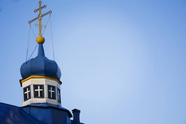 Eski Ortodoks Kilisesi 'nin altın haçlı mavi kubbesi. Kilisenin mavi çatısı gökyüzüne karşı.