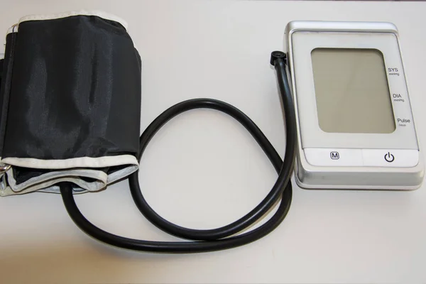 Digital modern elektronisk tonometer. Förebyggande av hjärt-kärlsjukdomar och högt, lågt blodtryck — Stockfoto