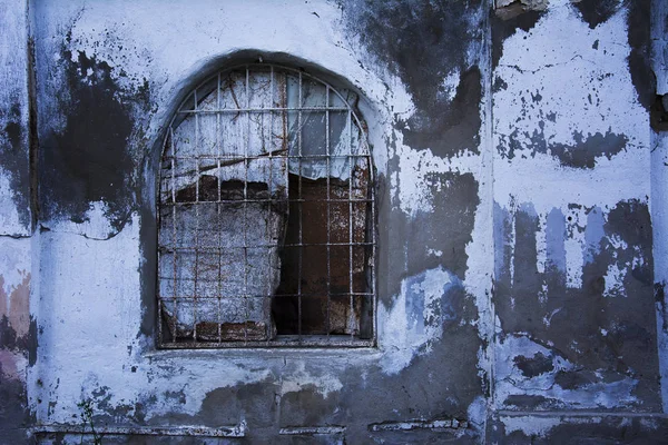 Vieja ventana de la prisión embarcada con barras de hierro, muro de la prisión — Foto de Stock
