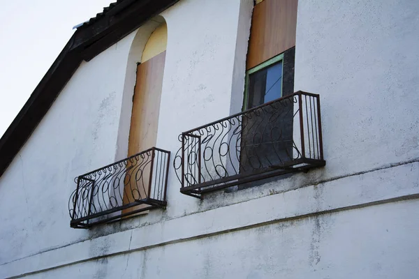 Vieux balcon avec les fenêtres fermées - arches — Photo