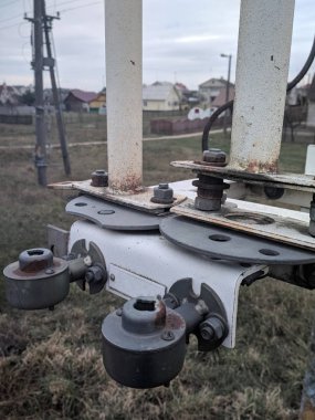 Yüksek voltaj değiştirme ekipmanı. Yüksek voltajlı kopuk doğrusal açık hava kurulumu. Her kutup için iki destekleyici yalıtkan. Elektrik devrelerinin bölümlerini etkinleştirmek ve devre dışı bırakmak için tasarlandı. Seçici