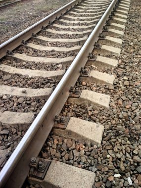 Eski demir rayların manzarası. Demiryolu rayları mesafeye doğru gidiyor..