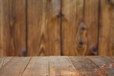 Tasarım ve dekorasyon için doğal desenli eski, siyah bir meşe ağacının ahşap dokusu.