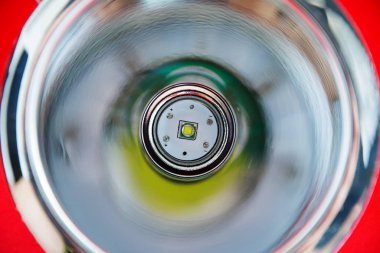 Güçlü ışık ve büyük yansıtıcı. Fener parçası. Kapatın. Enerji tasarrufu ve düşük enerji tüketimi kavramı.