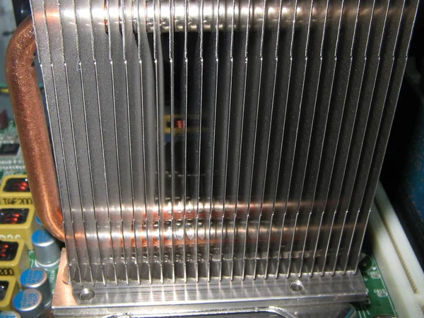 Σύγχρονο σύστημα ψύξης Cpu υπολογιστή με σωλήνες θερμότητας. Ψύκτης αέρα υψηλής απόδοσης για πιο ζεστούς επεξεργαστές ψύξης. Αφηρημένο φόντο με επιλεκτική ήπια εστίαση. — Φωτογραφία Αρχείου