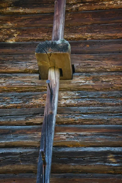 Construção de viga de madeira velha. Textura de madeira estratificada e podre velha, fundo abstrato. Velho Weathered podre rachado nós grosseiro madeira vinheta Grunge textura . — Fotografia de Stock