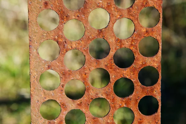 Placa de metal oxidado con agujeros textura fondo — Foto de Stock