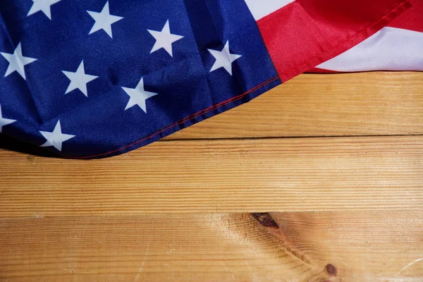 Винтажный американский флаг на деревянном столе с местом для текста . — стоковое фото