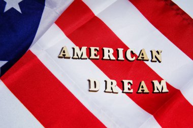 Amerikan bayrağı arka planında Amerikan rüyası işareti. Amerikan Rüyası Konsepti.