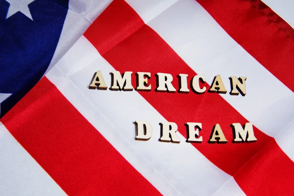 Tanda mimpi Amerika pada latar belakang bendera Amerika Serikat. Konsep Impian Amerika . — Stok Foto