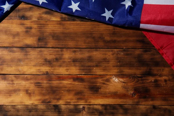Американский флаг на старом темном деревянном фоне. Копировальное пространство для текста . — стоковое фото