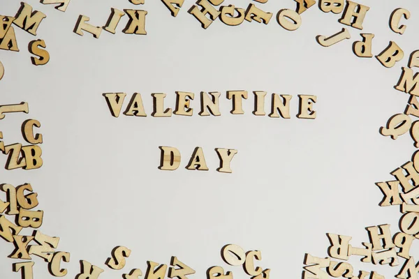 Inschrift Valentinstag auf weißem Hintergrund mit den Buchstaben. romantischer Valentinstag Hintergrundkonzept. — Stockfoto