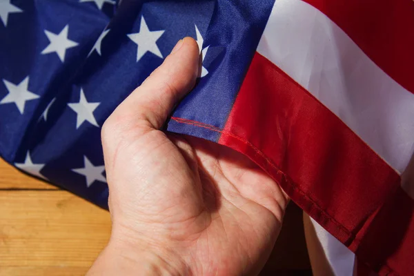 Мужчина держит в руке американский флаг. Праздник национального события, гордость, понятие "гражданин США" . — стоковое фото
