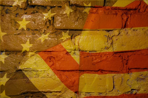 Bandera de los Estados Unidos en el viejo muro de hormigón grunge. Pared de ladrillo marrón sobre fondo de bandera americana. Estados Unidos - Día de la Independencia - 4 de julio . —  Fotos de Stock