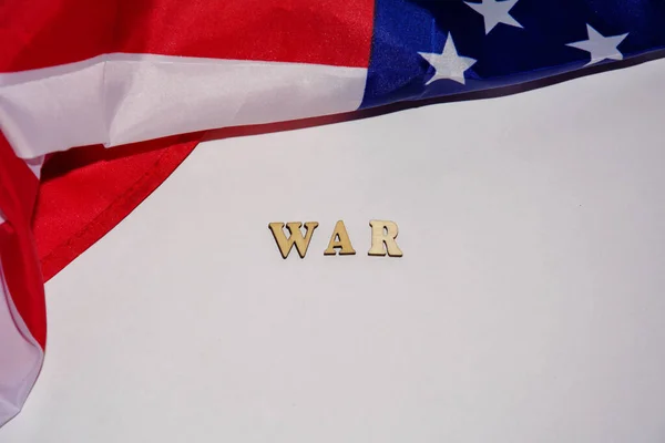 Американский флаг на белом фоне и слово WAR. Концепция конфликта, конфронтации, политических разногласий . — стоковое фото