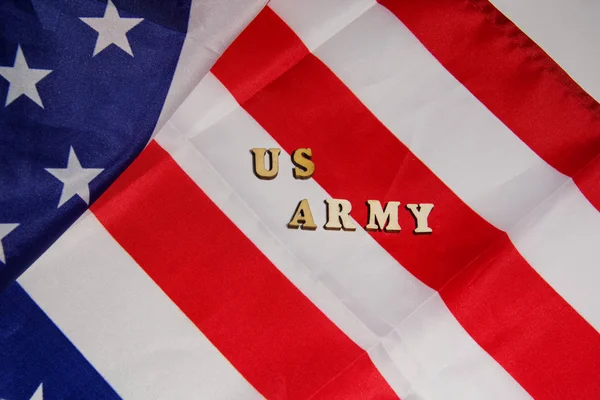 Słowa My Armia napisała drewniane litery na tle flagi USA. Amerykańska koncepcja siły militarnej. — Zdjęcie stockowe