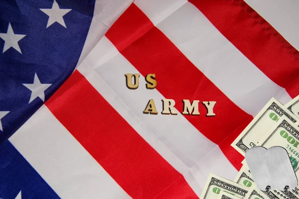 Las fichas militares de soldados en billetes de dólar en el fondo de la bandera de EE.UU. con palabras Ejército de EE.UU.. Soldados de la fortuna concepto de poder militar . — Foto de Stock