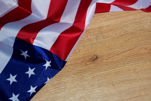 Flaga Stanów Zjednoczonych Ameryki Północnej. Zbliżenie flagi Usa na drewnianym tle z kopią miejsca na tekst. — Zdjęcie stockowe