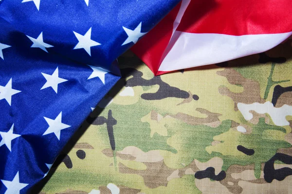 Αμερικανική σημαία και καμουφλάζ. Στρατιωτικό υπόβαθρο. Αντιγραφικός χώρος — Φωτογραφία Αρχείου