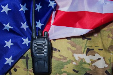 Amerikan bayrağı ve kamuflaj askeri geçmişi üzerinde taşınabilir siyah telsiz..