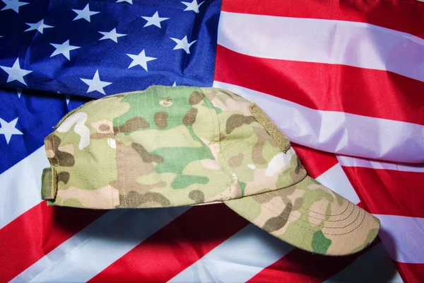 Camouflage military cap of Us army soldier on American flag background — Stock Photo, Image