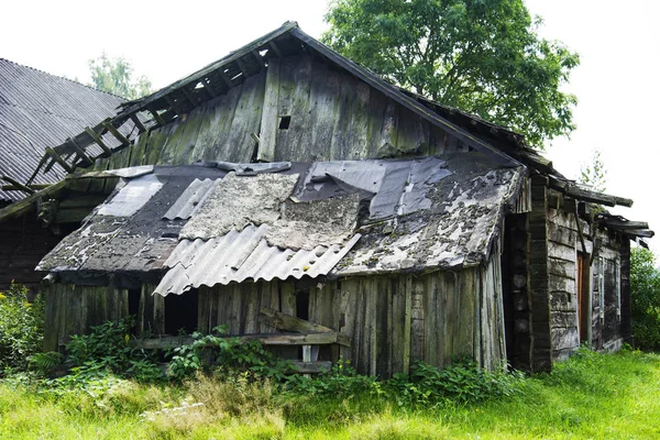 O edifício afectado pelo furacão. uma casa abandonada velha com um telhado arruinado — Fotografia de Stock