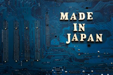 Japonya 'da mavi elektronik baskılı devre kartında imzası var. Tasarım için telif alanı olan arkaplan.