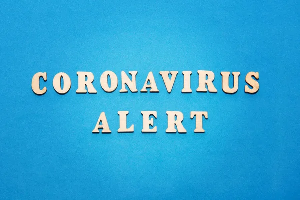 Alerta de Coronavirus. Inscripción sobre fondo azul. Protección sanitaria frente al concepto de virus . — Foto de Stock