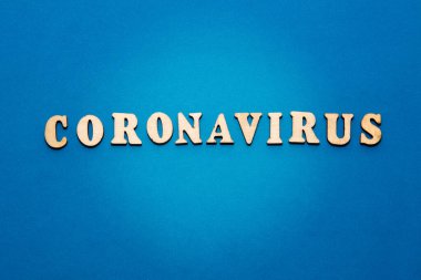 Coronavirus. Mavi arkaplanda yazı var. Çin virüs salgını kavramı.