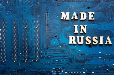 Rus malı. Mavi baskılı devre kartı arkaplanındaki yazı. Tasarım için kopyalama uzayı. Rusya elektronik üretim kavramı.