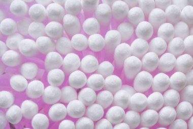 Beyaz pamuklu çubuklar arka planda, yakın plan. Hijyen, ilaç, sağlık hizmetleri güzelliği kavramı