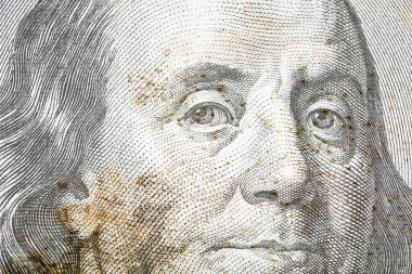 Mantar ve küflü 100 dolarlık banknotun yakın görüntüsü. Amerikan Doları Nakit Para. Kağıt para enfeksiyon taşıyıcısı. Virüsün dünyaya yayılması. Kriz ve finans kavramı