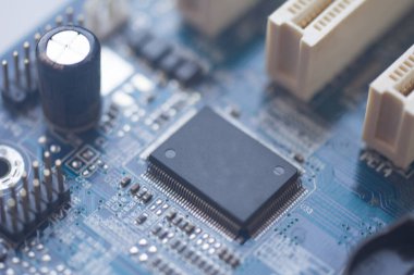 Elektronik bileşenleri olan bir devre kartı. Elektronik bilgisayar donanım teknolojisi kavramı. Bilgisayar teknolojisi ve donanım bakımı veya onarımı