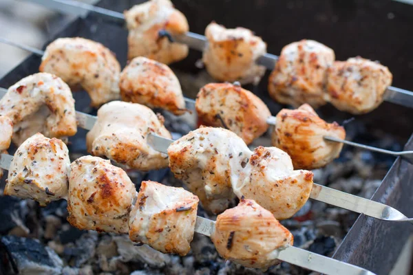 Proces Vaření Shashlik Čerstvého Šťavnatého Masa Aromatickými Kořením Špejlích Grilu — Stock fotografie