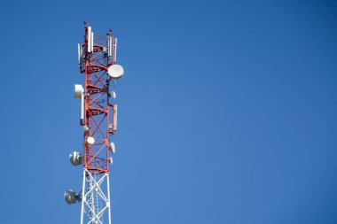 Üs İstasyonu Telekomünikasyon Kulesi. Telif uzayı ile mavi arkaplanda kablosuz iletişim anteni vericisi. 4g veya 5G Ağ Bağlantısı Konsepti. Komplo teorisi, tehlike radyasyon.