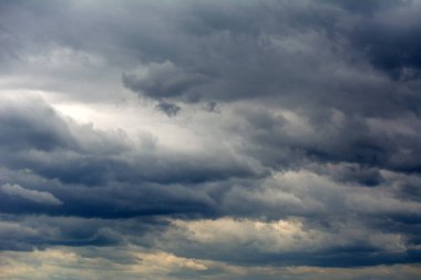 Şiddetli yağmur fırtınasından önce kara bulutlar. Büyük, siyah, gök gürültülü, gök gürültülü arka plan