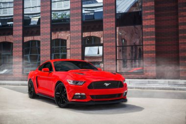 Moskova 'da Kırmızı Mustang