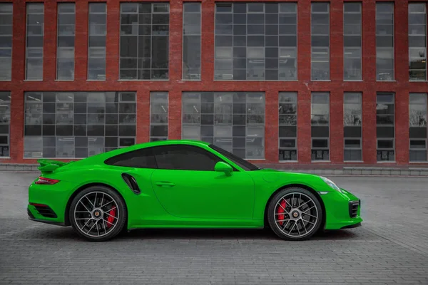 Green Porsche 911 Москві — стокове фото