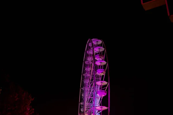 Weihnachtsmarkt in Frankreich und Riesenrad — Stockfoto