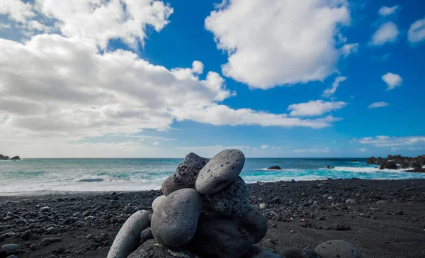 Playa de arena negra en las Islas Canarias — Foto de Stock