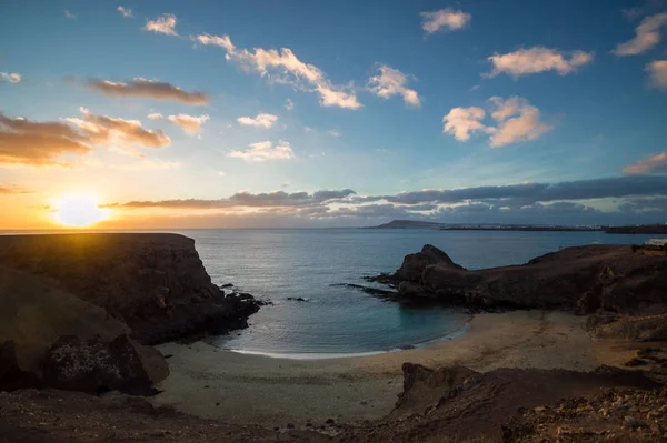 Playa de arena negra en las Islas Canarias — Foto de Stock