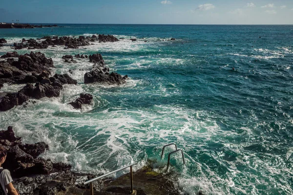 Playa de arena negra en las Islas Canarias — Foto de Stock