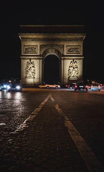 Parigi vista di notte con auto e luci — Foto Stock