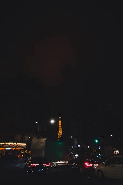 Париж дивиться вночі з автомобілями і вогнями — стокове фото