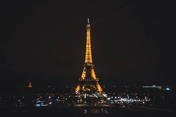 車やライトで夜のパリの景色 — ストック写真