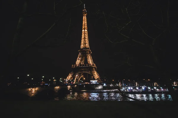 巴黎的夜景，有车有灯 — 图库照片