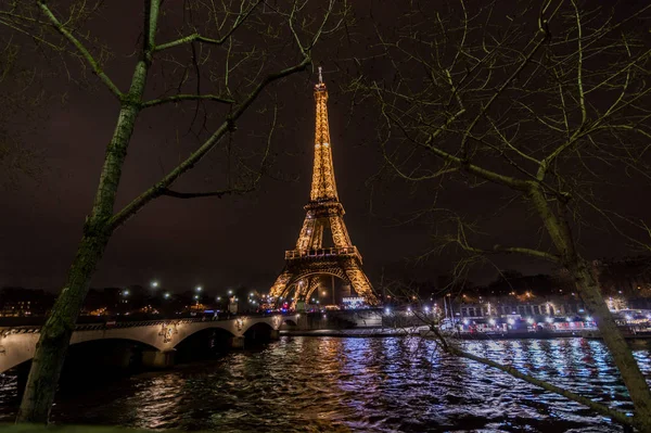 Vistas de París por la noche con coches y luces — Foto de Stock