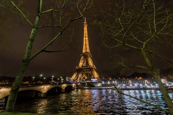 Vistas de París por la noche con coches y luces — Foto de Stock