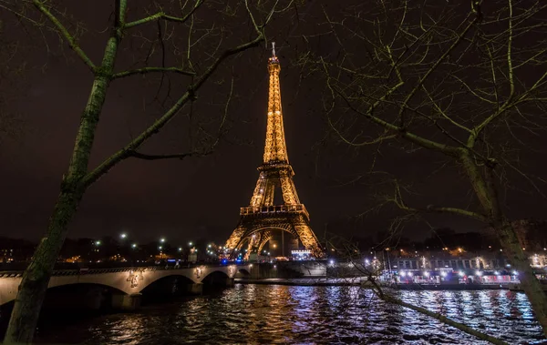 Vistas de París por la noche con coches y luces — Foto de Stock